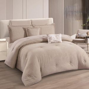 طقم لحاف فاخر كريمي بنقشة كلاسيكية مع وسائد مطابقة على سرير عصري